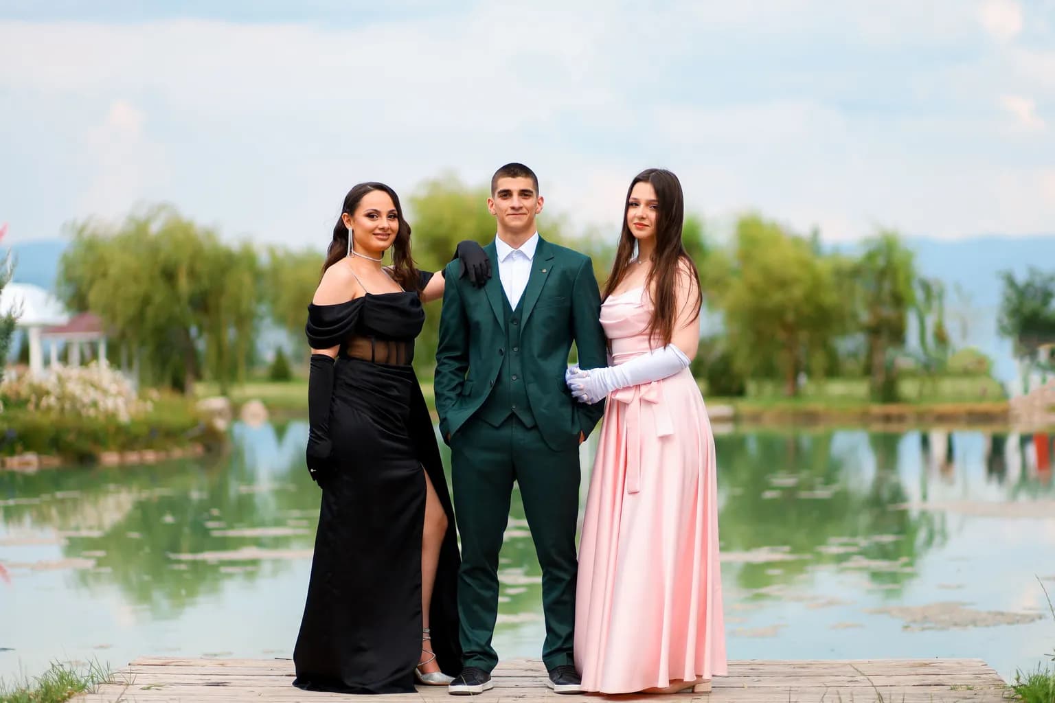 Junge Leute in Abendgarderobe beim Abiball im Freien