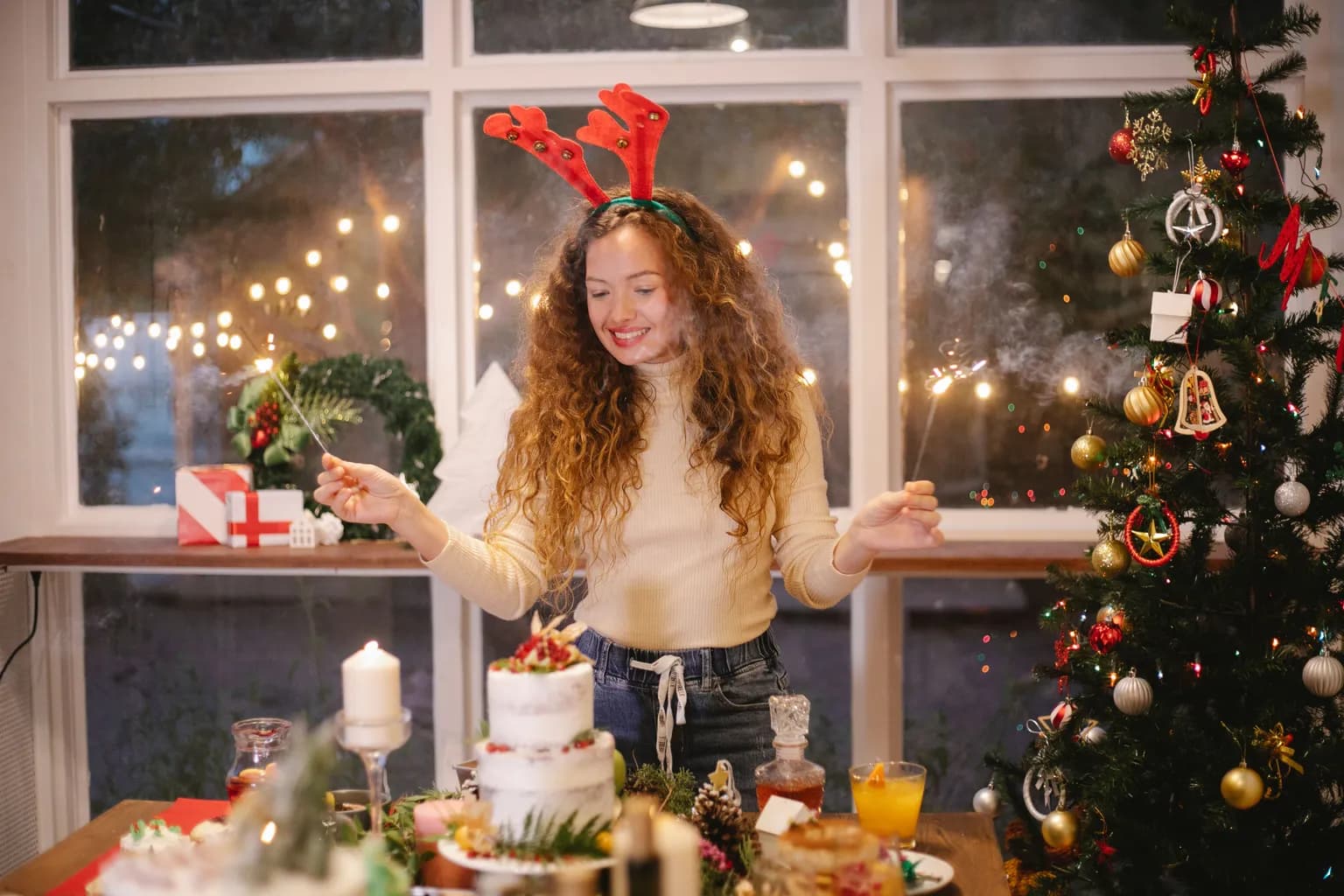 Weihnachtlich geschmückter Raum mit Lichterketten und Tanne während einer Feier